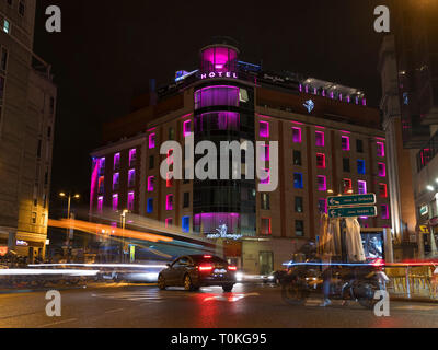 L'Hôtel Santo Domingo est éclairée la nuit. Image prise à partir de la Plaza de Santo Domingo. Banque D'Images