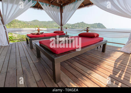 Table de massage donnant sur la mer. Spa salle de massage sur la plage tropicale de l'île de Koh Phangan, Thaïlande Banque D'Images