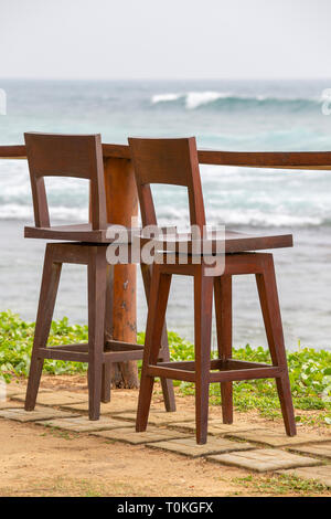Des chaises en bois et une table dans un café vide à côté de l'eau de mer sur la plage tropicale, Sri Lanka. Close up Banque D'Images