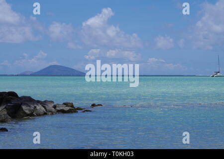 L'Île ronde, l'Ile Maurice à partir de la côte à Calodyne Banque D'Images