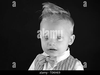 Coupe de cheveux, toujours dans le style. Petit enfant avec haut coupe de cheveux. Garçon enfant avec des cheveux blonds. Petit enfant avec coupe courte. En bonne santé Banque D'Images