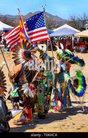 Native America mâles guerriers tenant le drapeau portant des costumes de cérémonie US à l'Wa:k Pow Wow sur la nation Tohono O'odham réservation en Arizona Banque D'Images