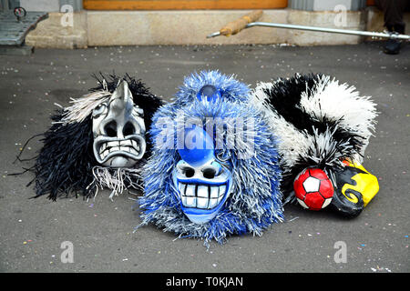 Trois de carnaval très coloré appelé 'Wagnis' allongé sur le trottoir pendant le carnaval de Bâle en Suisse Banque D'Images