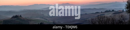 Belle vue panoramique sur la campagne toscane au sud de Sienne dans la lumière de l'aube, Toscane, Italie Banque D'Images