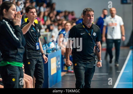 Ambros Martin entraîneur de Rostov Don fâché sur décision des arbitres de match contre Buducnost tour principal de la Ligue des Champions Banque D'Images