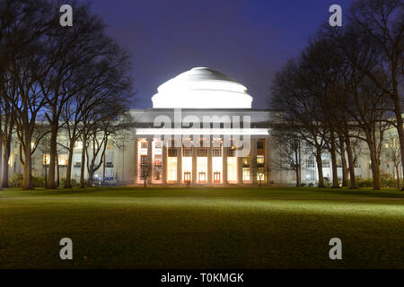 Grand dôme du Massachussets Institute of Technology (MIT) pendant la nuit, Cambridge, Massachusetts, USA. Banque D'Images