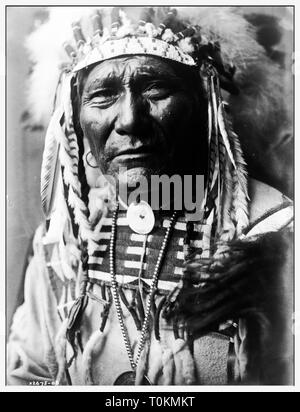 Ghost Bear, Crow Indian, Montana - 1907 : Crédit Photo Hollywood Archive / MediaPunch Banque D'Images