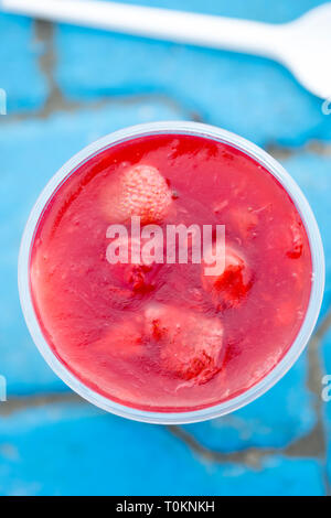 Pouding au tapioca dessert avec lait gelée de fraises Banque D'Images