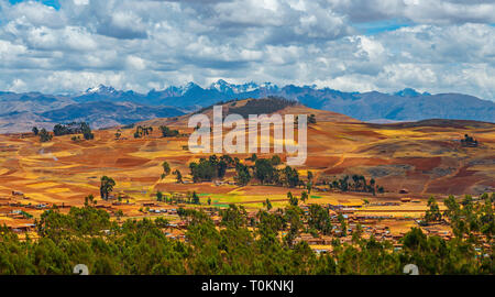 Paysage agricole rural de la Vallée Sacrée des Incas avec le pic de Salcantay et la gamme de montagne des Andes près de Urubamba, Cusco, Pérou Province. Banque D'Images