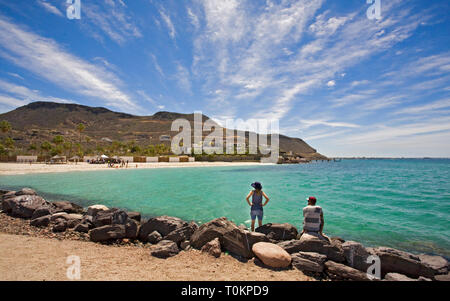 Un jeune couple profitez de la vue à partir d'une jetée rocheuse le long de la baie de La Paz, près de la ville de La Paz, Basse-Californie, Mexique o Banque D'Images