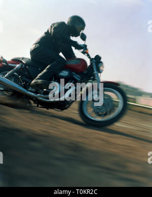 Man riding a motorcycle à grande vitesse. Banque D'Images