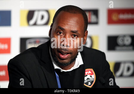 Trinité-et-Tobago manager Dennis Lawrence pendant la match amical à l'Hippodrome de la masse, Wrexham. Banque D'Images
