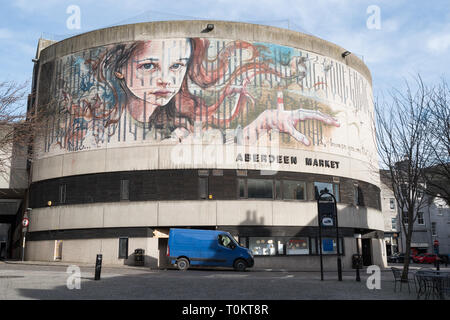 Édifice du marché intérieur d'Aberdeen avec street art par Herakut, le Livre vert, Aberdeen, Écosse, Royaume-Uni Banque D'Images