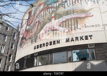 Édifice du marché intérieur d'Aberdeen avec street art par Herakut, le Livre vert, Aberdeen, Écosse, Royaume-Uni Banque D'Images