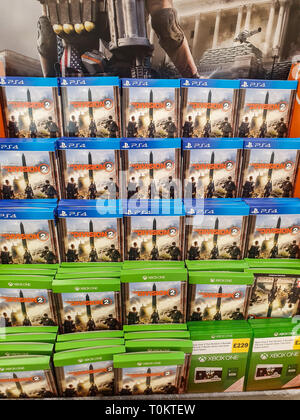 SHEFFIELD, UK - 20MARS 2019 : Division 2 à vendre à Tesco tant pour la XBox One et Playstation 4 Banque D'Images