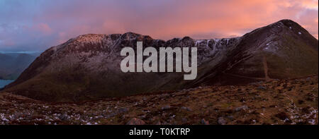 Stile, chapelle haute Crags & Red Pike au coucher du soleil, Lake District, UK Banque D'Images