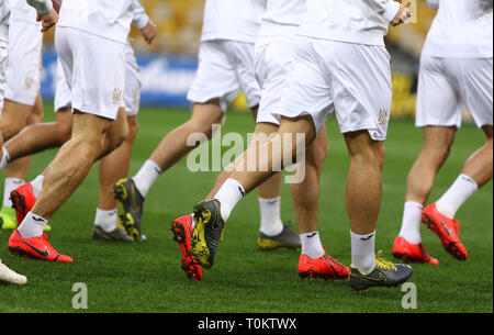 Kiev, UKRAINE - le 18 mars 2019 : Les joueurs s'exécuter pendant la session de formation ouverte de l'Ukraine à l'Équipe nationale de football NSC Olimpiyskyi stadium à Kiev, UKR Banque D'Images