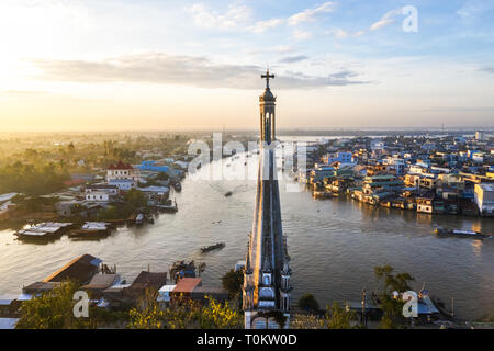 Vue aérienne de Cai Be église dans le Delta du Mékong, en face est le marché flottant Cai Be. Clocher et la statue de Sainte Mère. La province de Tien Giang, Vietnam Banque D'Images