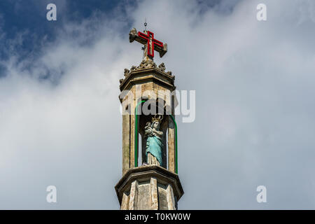 Vue aérienne de Cai Be église dans le Delta du Mékong, en face est le marché flottant Cai Be. Clocher et la statue de Sainte Mère. La province de Tien Giang, Vietnam Banque D'Images