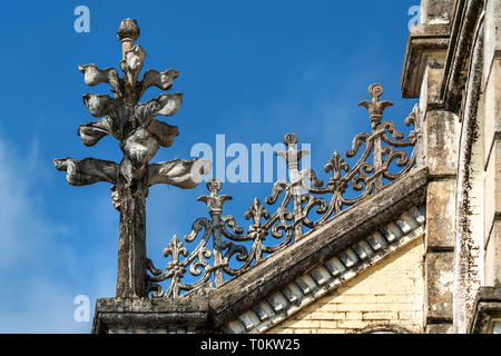 Vue aérienne de Cai Be église dans le Delta du Mékong, en face est le marché flottant Cai Be. Clocher et la statue de Sainte Mère. La province de Tien Giang, Vietnam Banque D'Images