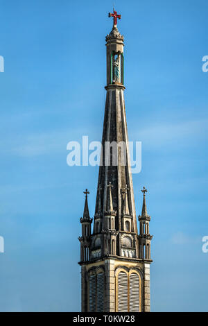 Vue aérienne de Cai Be église dans le Delta du Mékong, en face est le marché flottant Cai Be. Clocher et la statue de Sainte Mère. La province de Tien Giang, Vietnam Banque D'Images