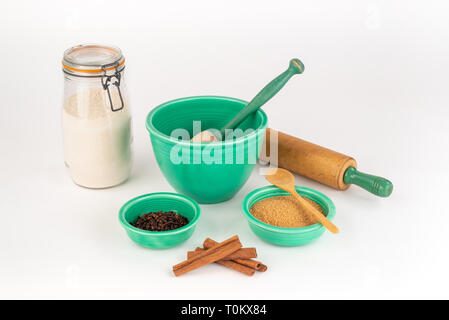 Ingrédients de cuisson avec Vintage Fiesta Ware bols et un rouleau à pâtisserie. La cannelle, sucre biologique, farine de blé dans un bocal en verre. Cuillère en bois. Banque D'Images