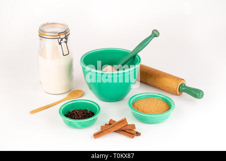 Ingrédients de cuisson avec Vintage Fiesta Ware bols et un rouleau à pâtisserie. La cannelle, sucre biologique, farine de blé dans un bocal en verre. Cuillère en bois. Banque D'Images