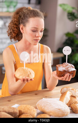 Femme maigre bouleversé de décider sur une meilleure alimentation allergie Banque D'Images