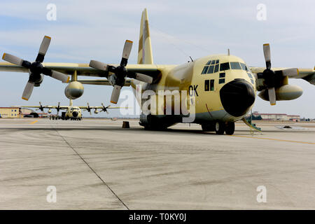 Les aviateurs américains de la 724ème escadron de la mobilité de l'Air de charger l'équipement sur une gendarmerie royale marocaine Air Force C-130H Hercules à la base aérienne d'Aviano, en Italie, le 16 mars 2019. L'aéronef a visité la base d'Aviano en préparation de l'African Lion 19, un exercice qui représente une continuation des États-Unis et le Maroc liens de longue date et la coopération en matière de sécurité. (U.S. Photo de l'Armée de l'air par le sergent. Cusimano conservateur) Banque D'Images