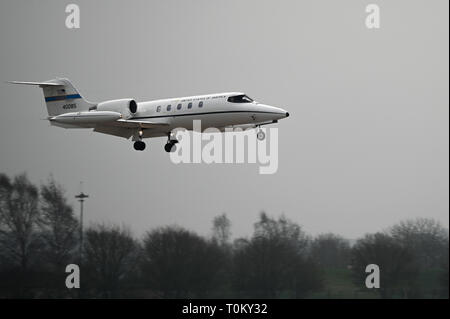 Un C-21 affecté à des forces aériennes américaines en Europe s'approche de la ligne de vol à RAF Fairford, Angleterre, le 19 mars 2019. Les passagers de cet avion inclus le général Jeffrey, Harrigian et USAFE Air Forces en Afrique, commandant adjoint et chef Master Sgt. Phillip Easton-AFAFRICA USAFE, chef de commande. (U.S. Air Force photo par un membre de la 1re classe Tessa B. Corrick) Banque D'Images