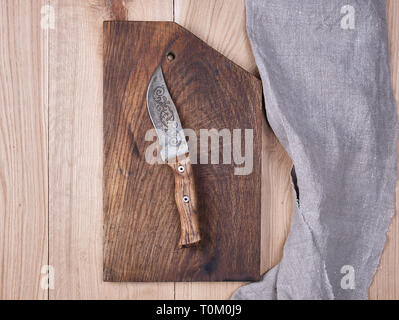 Cuisine en bois ancien vide planche à découper et couteau sur une table, vue du dessus Banque D'Images