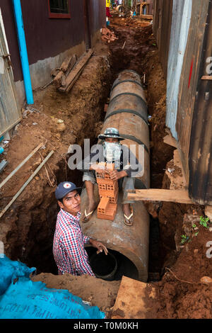 Cambodge, province de Mondulkiri, Sen Monorom, zone de marché, les hommes construisent de nouveaux cerveaux par ruelle Banque D'Images