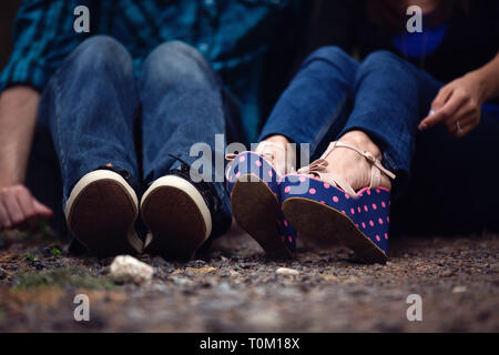 Chaussures du couple sur un sol rocailleux Banque D'Images