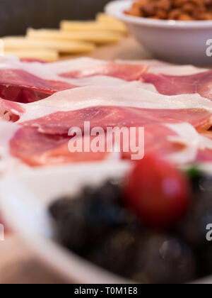 Banket jambon fumé sur table avec beaucoup d'autres ingrédients délicieux Banque D'Images