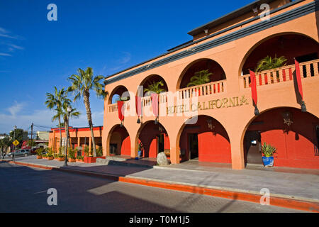 Une vue de face du célèbre hôtel de la Californie, dans la petite ville de Todos Santos, à Baja, en Californie Banque D'Images