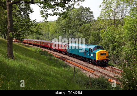 40145 chefs passé Docker Park sur la ligne wennington. Banque D'Images