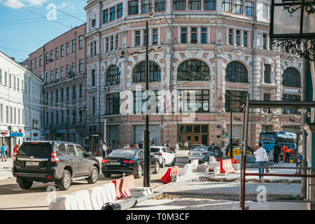 Moscou, Russie - le 14 août 2015. Les travailleurs laïcs carreaux road sur la chaussée Myasnitskaya Street 8-2 Banque D'Images