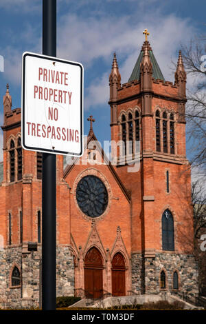 Grosse Pointe Farms, Michigan - une 'entrée interdite' signe envoyé à Saint Paul, sur le lac Église catholique. L'église est située sur la rive du lac St. Banque D'Images