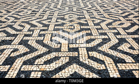 Pavés typiques portugais créer balck et blanc à l'aide de galets de basalte et de calcaire, à Lisbonne, Portugal Banque D'Images