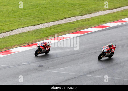 Andrea Dovizioso devant Jorge Lorenzo au Grand Prix moto de Malaisie 2017 Banque D'Images