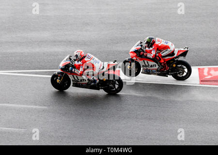 Andrea Dovizioso devant Jorge Lorenzo au Grand Prix moto de Malaisie 2017 Banque D'Images