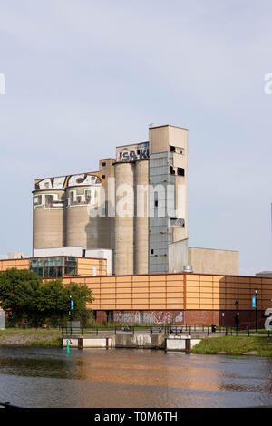 Silo à Griffintown, à Montréal, Canada sur une journée ensoleillée. Banque D'Images