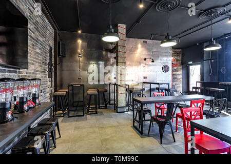 Minsk, Belarus - Mars, 2019 : l'intérieur l'intérieur dans le sport pub moderne avec bar design loft style avec des chaises rouges Banque D'Images