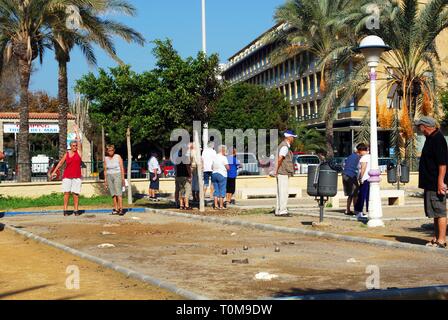 Les personnes âgées jouant pétanque / Boule, Torre del Mar, la province de Malaga, Andalousie, Espagne, Europe de l'Ouest. Banque D'Images