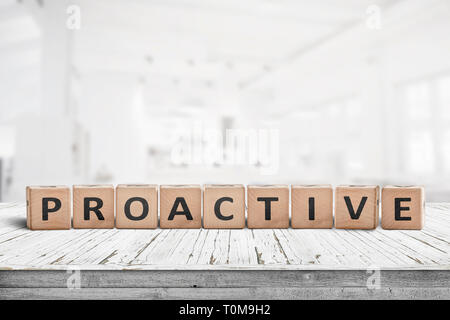 Divulgation proactive signe sur une table en bois dans un bureau lumineux à la lumière du jour Banque D'Images