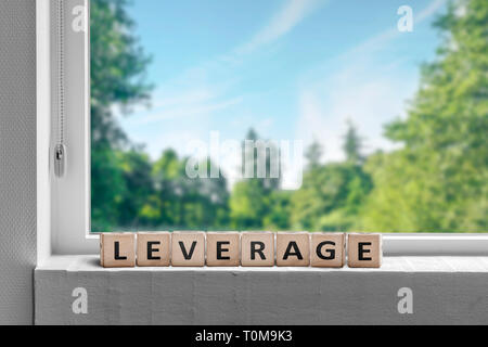 Mot de levier dans une fenêtre en vue d'un jardin verdoyant avec des arbres Banque D'Images