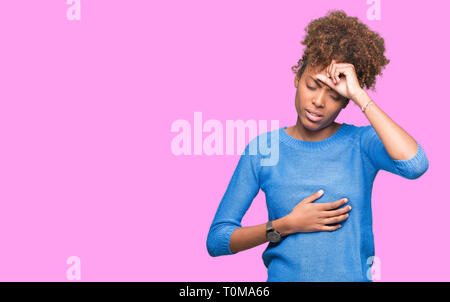 Belle jeune femme afro-américaine sur fond isolé Touching forehead pour maladie et la fièvre, la grippe et le froid, malade du virus Banque D'Images