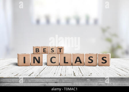 Best in Class signe sur une table en bois dans une salle de classe Banque D'Images