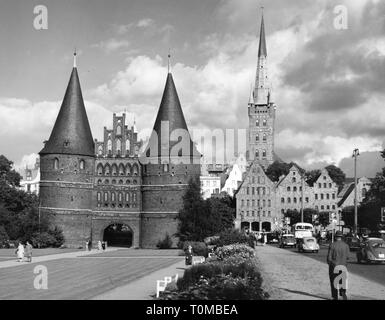 Géographie / voyage, Allemagne, Schleswig-Holstein, Lübeck, bâtiment, Holsten Gate avec des entrepôts de sel, 1960 Additional-Rights Clearance-Info-Not-Available- Banque D'Images