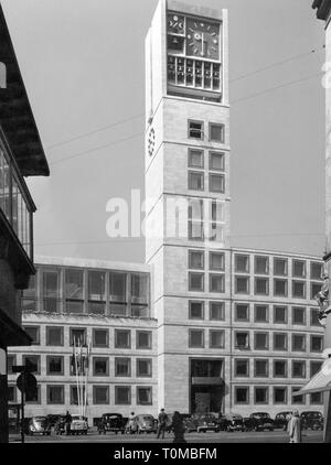 Géographie / voyage, Allemagne, Stuttgart, les bâtiments, l'Hôtel de Ville, place du marché, de l'aile 1953 - 1956 nouvellement construit, architecte : Hans Paul Schmohl et Paul Stohrer, vue extérieure, 1956 / 1957, Tours, tour de l'horloge, tour de l'horloge, tour des horloges, l'architecture, fenêtre, façade, fenêtres, façades, municipalité, ville, voitures, voiture, parking, VOLKSWAGEN, VW Coccinelle, personnes, Bade-Wurtemberg, Baden Wuerttemberg, Wuertemberg, Bade-Wurtemberg, Wurtemberg, Wurtemberg, Baden-Wuertemberg, Bade-Wurtemberg, Wurtemberg, Allemagne de l'Ouest, l'ouest de l'Allemagne, Allemagne, Centre-Clearance-Info Additional-Rights, Eur-Not-Available Banque D'Images